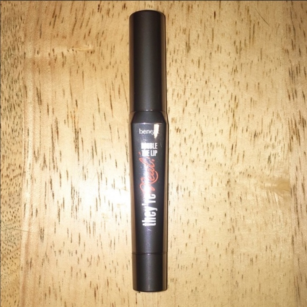 New Benefit: 0.75g Revved-up Red Double Lip Liner - Picture 3 of 4